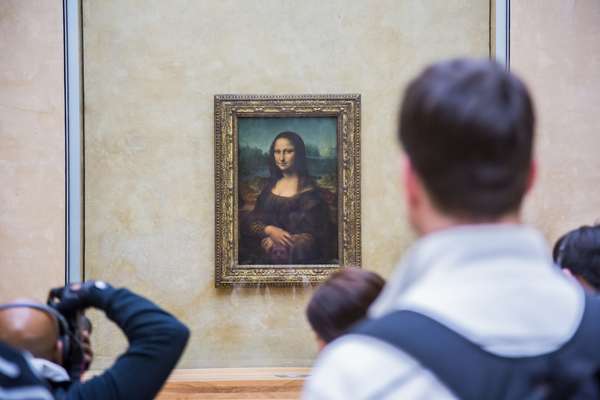 Louvre – Um dos mais famosos e importantes museus do mundo, o Louvre é um patrimônio de Paris, na França. Inaugurado em 1793, o museu tem uma das coleções mais impressionantes de obras da arte mundial. Entre os mais famosos estão a pintura da Mona Lisa, de Leonardo da Vinci, e a escultura da Vênus de Milo, de Alexandre de Antioquia. É boa pedida nas escalas dos cruzeiros fluviais que passam por Paris.