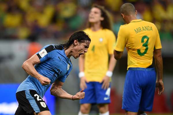 Cavani comemora seu gol contra o Brasil pelas Eliminatórias da Copa de 2018