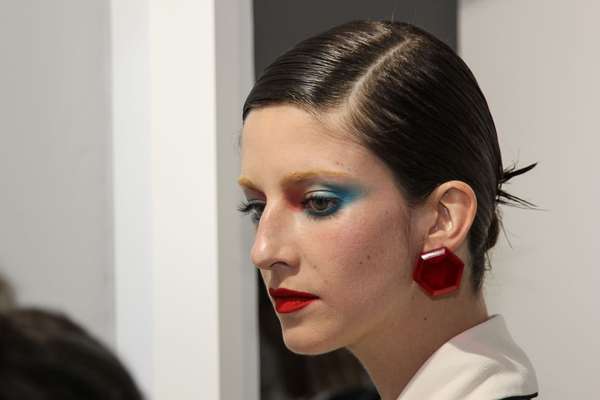 Modelos descolorem sobrancelhas para desfiles de Adriana Degreas no São Paulo Fashion Week