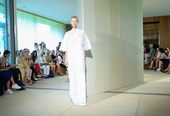 Estilista apostou em transparências e vestidos longos para sua nova coleção que passou na passarela da 41ª edição do SPFW
