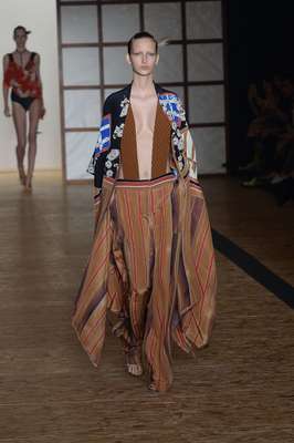 Com uma moda praia chique e fabulosa, a Lenny Niemeyer buscou inspirações na Ásia