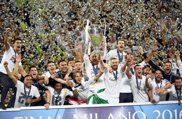 Sergio Ramos, capitão do Real Madrid, levanta a taça da Liga dos Campeões