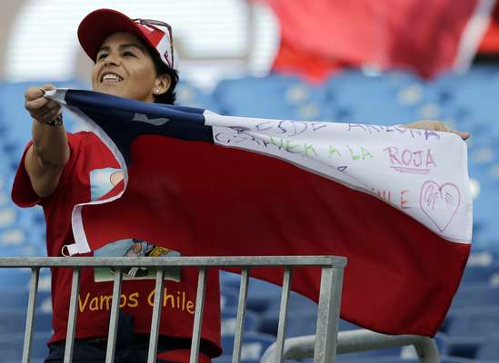 La Selección Chilena sufrió para vencer a Bolivia por 2-1 gracias a un polémico penal que favoreció a la Roja en el minuto 97, y recuperó las esperanzas en el Grupo D de la Copa América Centenario.