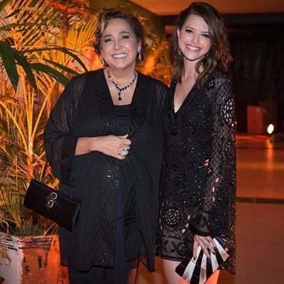 Este mês, Agatha Moreira posou toda sorridente ao lado da atriz Cláudia Jimenez, sua “mãe” na novela Haja Coração