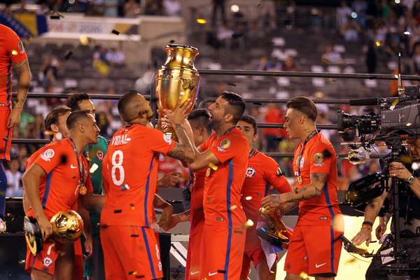 La actual generación del fútbol chileno sigue confirmado que es la mejor de la historia al conseguir el segundo título consecutivo de Copa América, nuevamente ante Argentina y a través de penales. La Roja sigue en la cúspide y así lo festejaron los jugadores en la cancha del MetLife Stadium de Nuw Jersey.