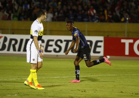 Independiente del Valle logró hoy en Quito un vigoroso triunfo de remontada por 2-1 sobre Boca Juniors, que le acerca al sueño de jugar la final de la Copa Libertadores. El centrocampista argentino Pablo Pérez puso adelante al Boca temprano en el primer tiempo, pero en apenas catorce minutos del segundo el Independiente remontó con goles de Bryan Cabezas y José Angulo. El partido de vuelta se jugará el 14 de julio en el estadio La Bombonera, de Buenos Aires.