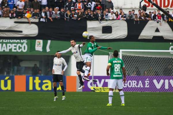 Corinthians venceu a Chapecoense por 2 a 0 fora de casa e segue na cola do líder Palmeiras (Foto: JARDEL DA COSTA/FUTURA PRESS)