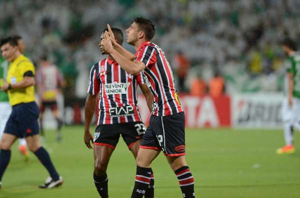 Atlético Nacional avanzó hoy a su tercera final de Copa Libertadores tras vencer por 2-1 a Sao Paulo en el estadio Atanasio Girardot de Medellín.