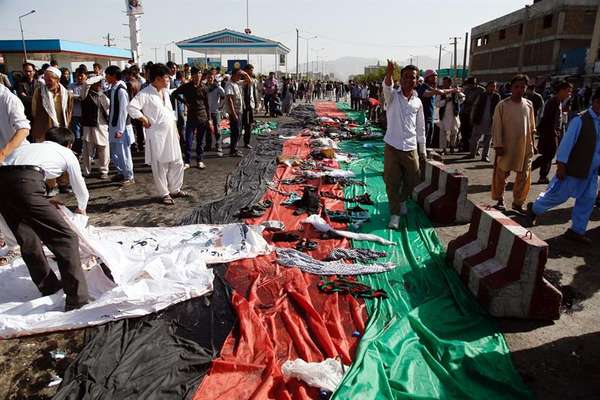 Ataque terrorista a bomba no Afeganistão mata 80 pessoas