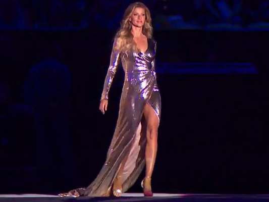 Gisele Bündchen usa vestido de estilista brasileiro em cerimônia