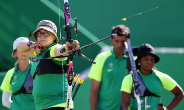 Sara Nikitin, do tiro com arco (Foto: Jewel Samad/AFP)