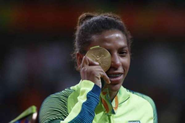 Rafaela Silva comemora medalha de ouro no Rio