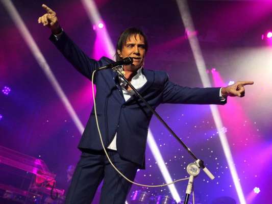 Roberto Carlos vai fazer um show de cifras milionárias em Cuba, como informou a coluna 'Terraço Paulistano' da revista 'Veja São Paulo'