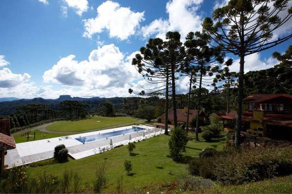O Hotel Surya Pan, em Campos do Jordão, tem belas trilhas e bastante área para você curtir com seu amigo de quatro patas