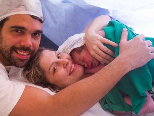 Bárbara Borges mostrou o rosto do filho, Theo Bem, nascido nesta segunda-feira, 15 de agosto de 2016: 'Bebezão olímpico'