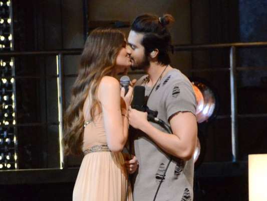 Luan Santana e Camila Queiroz trocam beijos em gravação do DVD '1971' nesta quinta-feira, dia 18 de agosto de 2016