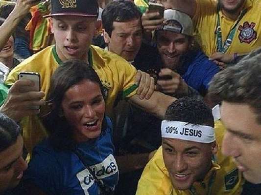 Neymar aparece ao lado de Bruna Marquezine na arquibancada do Maracanã após conquista do ouro e fãs pedem retomada do casal, em 20 de agosto de 2016