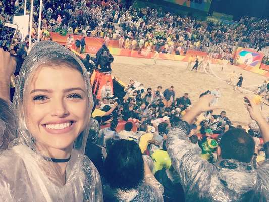 Mesmo com chuva, Agatha Moreira não perdeu o sorriso que se instalou em seu rosto ao presenciar a conquista do ouro da dupla de vôlei de praia masculino Alison e Bruno