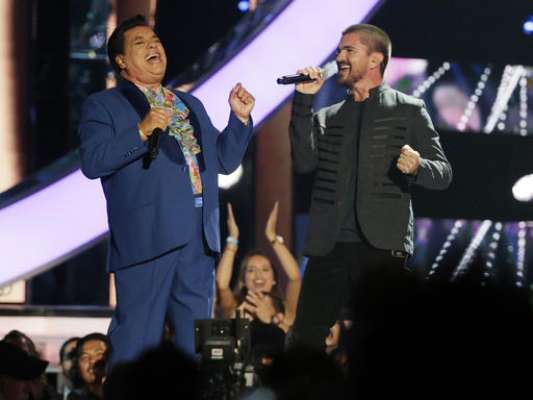 28 de abril del 2016, Juanes y Juan Gabriel cantan a dúo 'Querida'.