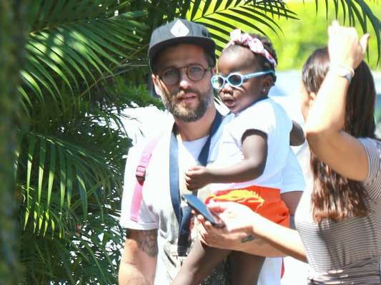 Bruno Gagliasso busca a filha, Titi, na escola e a leva para natação nesta segunda-feira, dia 12 de setembro de 2016