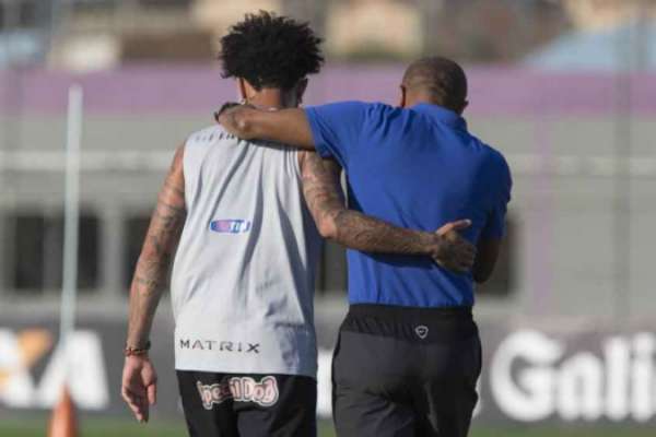 Cristian e Cristóvão se abraçaram em treino