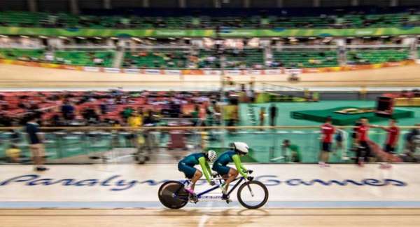 Márcia Fanhani, cega, faz parceria com a piloto Mariane Ferreira, no ciclismo