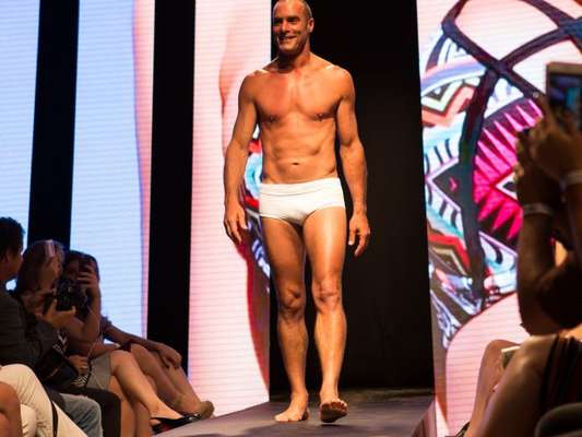 Paulo Zulu foi destaque no desfile de moda da marca de beachwear Primicia, em Americana, São Paulo