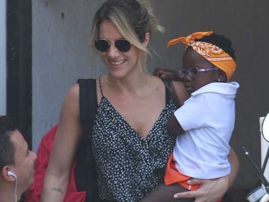 Giovanna Ewbank busca a filha, Titi, na natação nesta segunda-feira, 19 de setembro de 2016