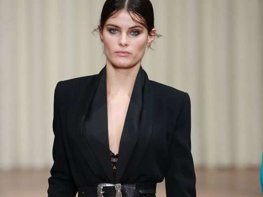 Isabeli Fontana desfilou na passarela da estilista Alberta Ferretti nesta quarta-feira, dia 21 de setembro de 2016, durante a Semana de Moda de Milão