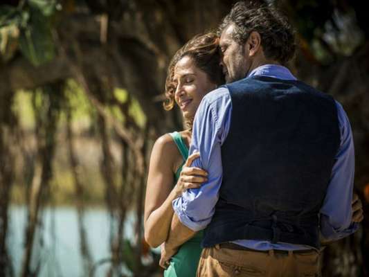 Tereza (Camila Pitanga) Santo (Domingos Montagner), na novela 'Velho Chico'