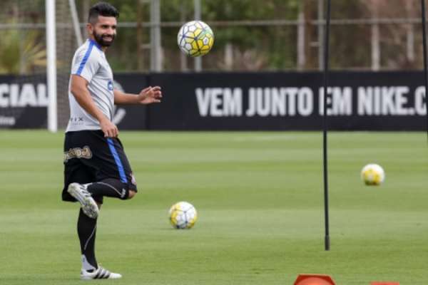 Guilherme voltou a treinar em campo no Corinthians