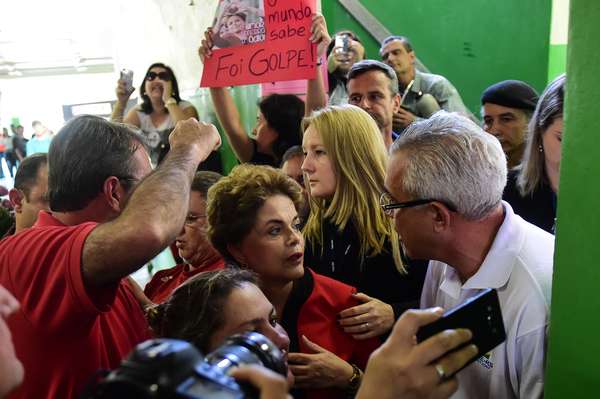 A ex-presidente Dilma Rousseff votou em Porto Alegre em meio à confusão entre jornalistas e policiais