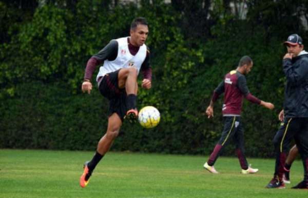 Atacante Robson ainda não foi titular com Ricardo