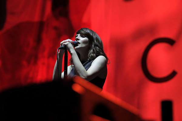 Chvrches, la banda escocesa no dejó nada que desear y