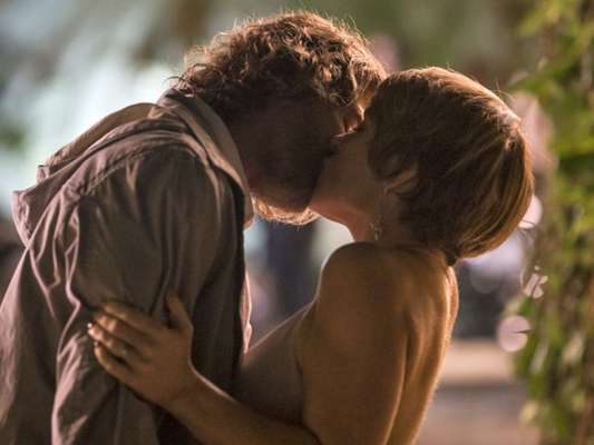 Pedro (Reynaldo GIanecchini) não resiste e beija Helô (Claudia Abreu), em cena prevista para ir ao ar dia 10 de outubro de 2016, na novela 'A Lei do Amor'