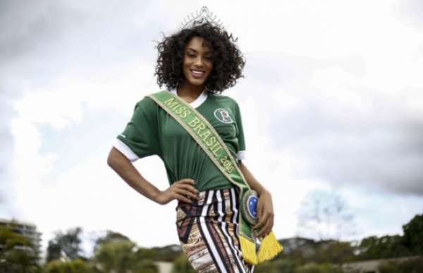 Raissa Santana posa para o LANCE! com a faixa de Miss Brasil e camisa do Verdão