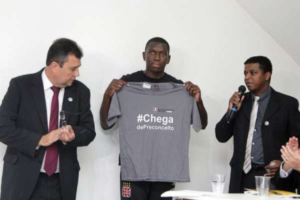 Jomar recebeu camisa personalizada do projeto durante lançamento de relatório