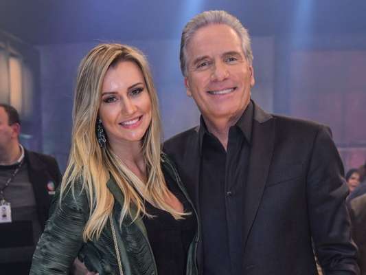 Roberto Justus rebate críticas por diferença de idade com a mulher: 'Recalcados'