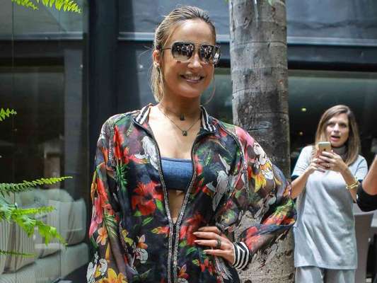 Claudia Leitte reclama de calor em desfile do São Paulo Fashion Week