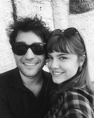 Nossa galeria começa com uma selfie sorridente do casal que promete dar o que falar na novela A Lei do Amor, vividos por Alice Wegmann (Isabella) e Humberto Carrão (Thiago)