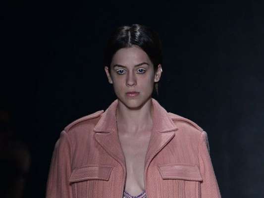 Sophia Abrahão vibrou ao estrear no São Paulo Fashion Week, nesta quarta-feira, 26 de outubro de 2016: 'Realizei mais um sonho profissional'