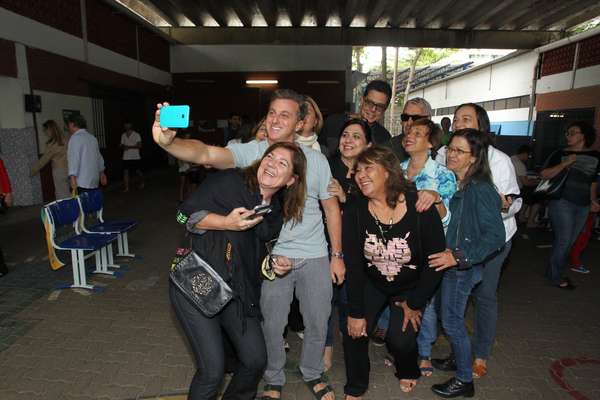 O apresentado Luciano Huck atendeu ao pedido de fãs e tirou selfie após votar em colégio no Rio de Janeiro (RJ) neste domingo (30)