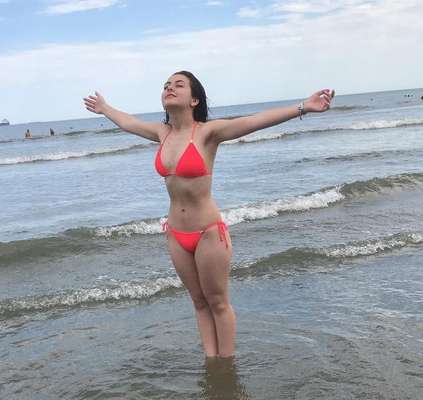 A atriz Klara Castanho, de 16 anos, aproveitou o feriado para curtir uma praia no Rio de Janeiro (RJ)