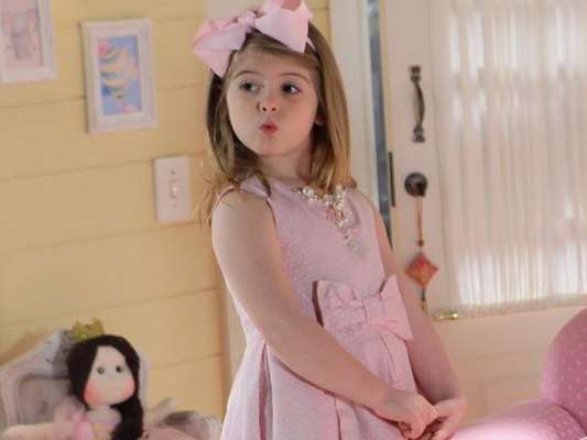 Depois de fazer um banquete na despensa e comer excessivamente, Dulce Maria (Lorena Queiróz) desmaia, é encontrada por Cecília (Bia Arantes) e levada ao hospital, onde fica internada, no capítulo que vai ao ar sexta-feira, dia 25 de novembro de 2016, na novela 'Carinha de Anjo'