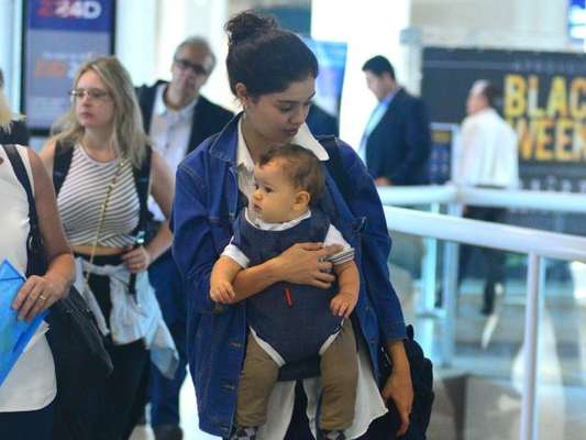 Sophie Charlotte embarca com o filho, Otto, que rouba cena em aeroporto nesta terça-feira, dia 22 de novembro de 2016