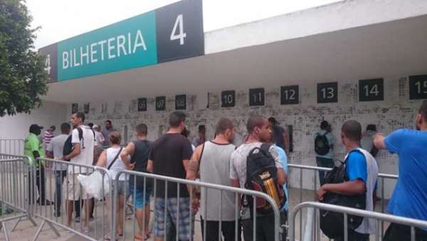 Filas dos torcedores do Vasco em São Januário e no Maracanã. Confira a seguir galeria especial do LANCE! dos locais