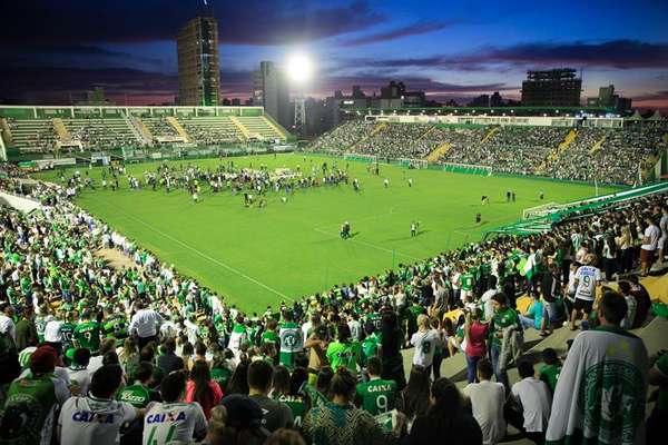 Milhares de torcedores lotaram a Arena Condá, em Chapecó (SC), em noite de emocionante homangem nesta quarta-feira (30), no horário em que a Chapecoense enfrentaria o Atlético Nacional, da Colômbia, pela final da Copa Sul-americana