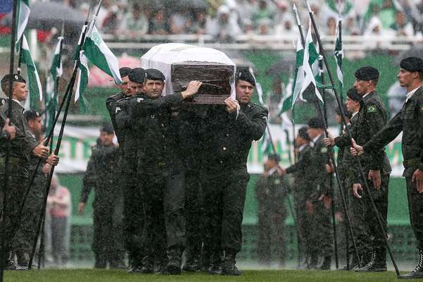 Militares entram na Arena Conda com os caixões dos mortos na tragédia com avião da Chapecoense