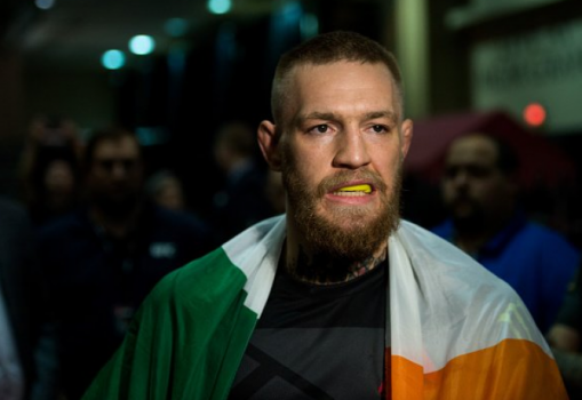 Conor McGregor é o campeão dos leves do UFC