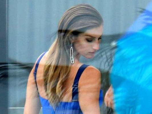 Gisele Bündchen usa maiô cavado em ensaio de fotos para cervejaria em hotel, na Zona Oeste do Rio de Janeiro, em 17 de dezembro de 2016
